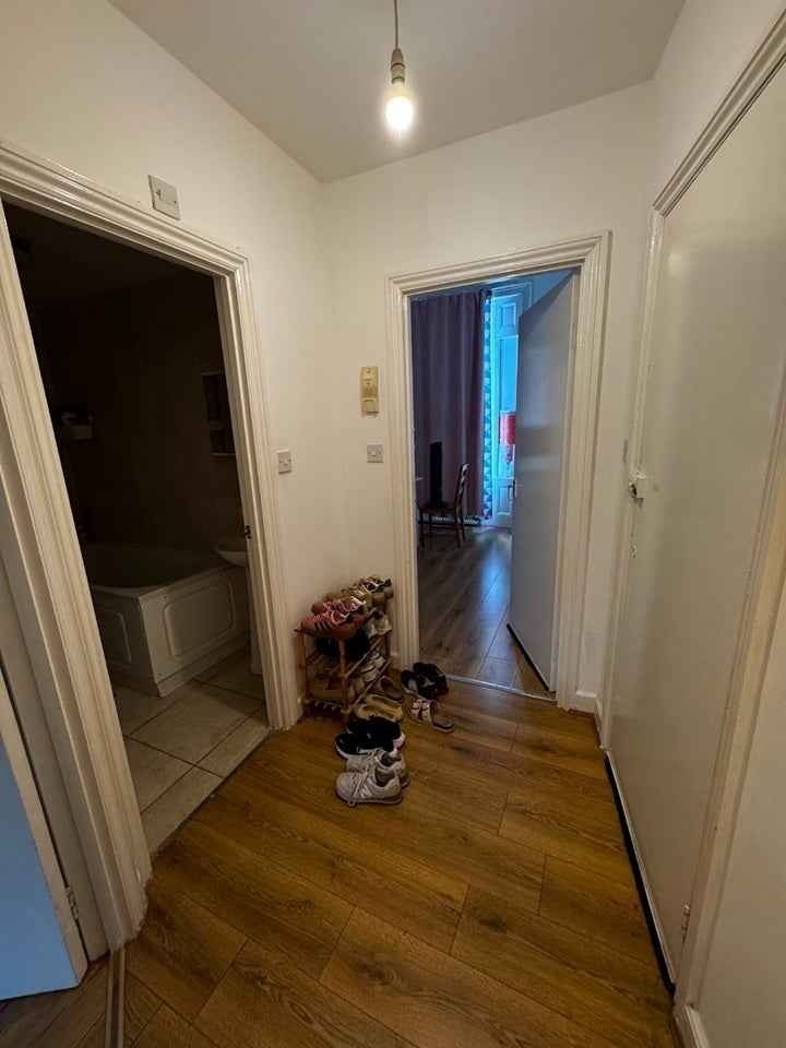 Flat Parkfield Road in Greater London