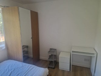 Flat Parkfield Road in Greater London