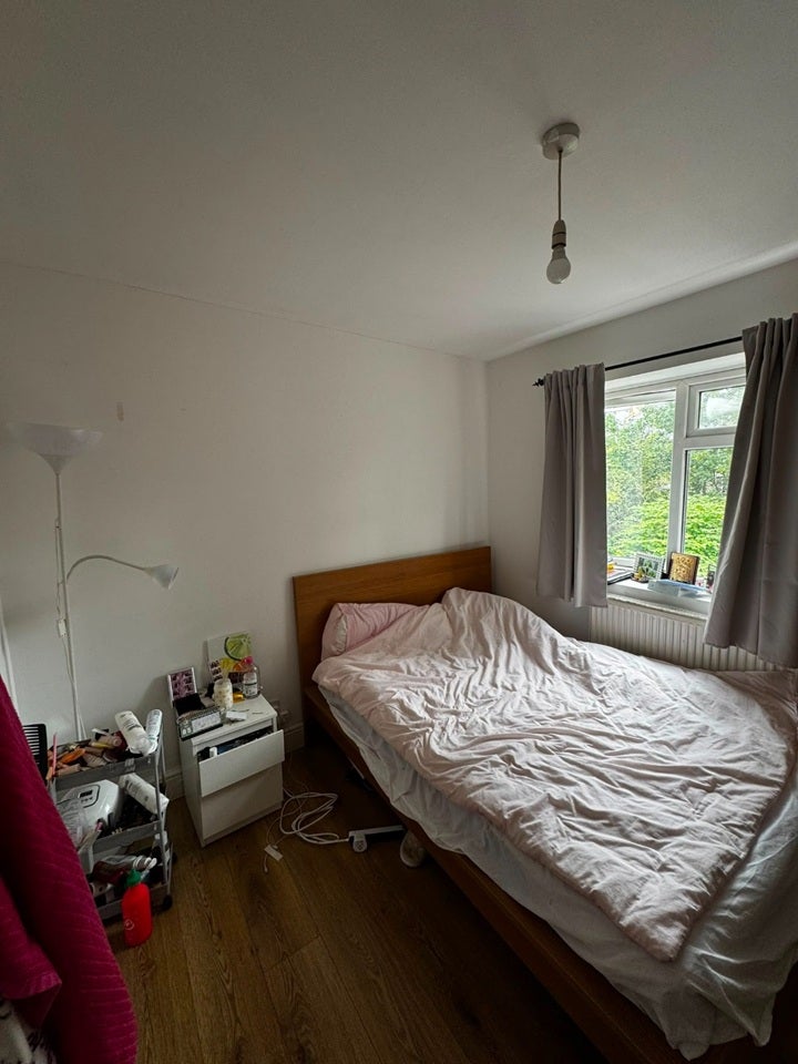 Flat Parkfield Road in Greater London