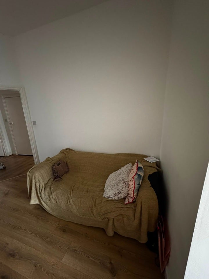 Flat Parkfield Road in Greater London