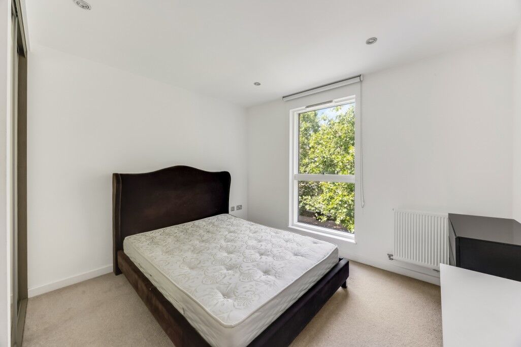 Flat Plender Street in Greater London