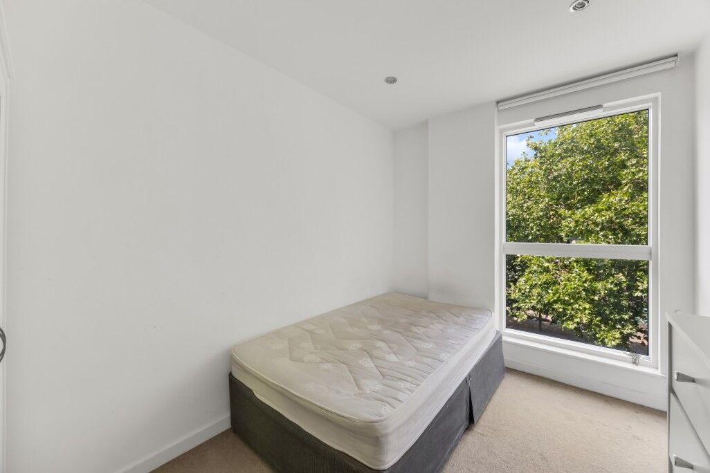 Flat Plender Street in Greater London