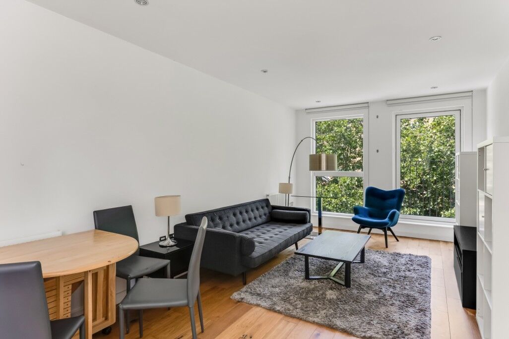 Flat Plender Street in Greater London