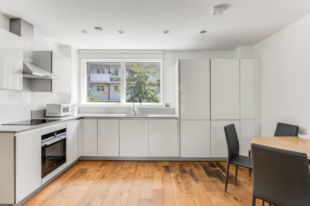 Flat Plender Street in Greater London
