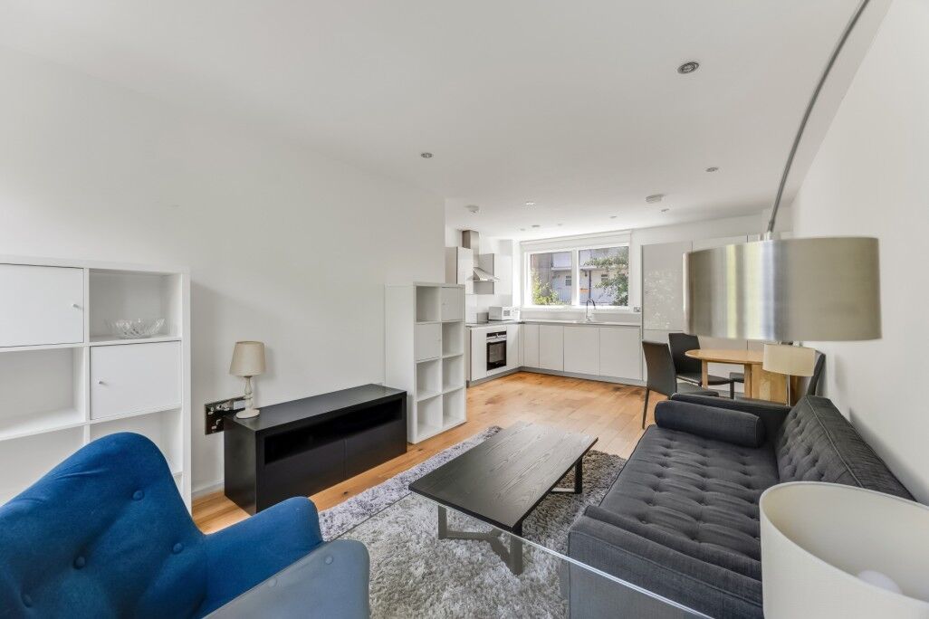 Flat Plender Street in Greater London