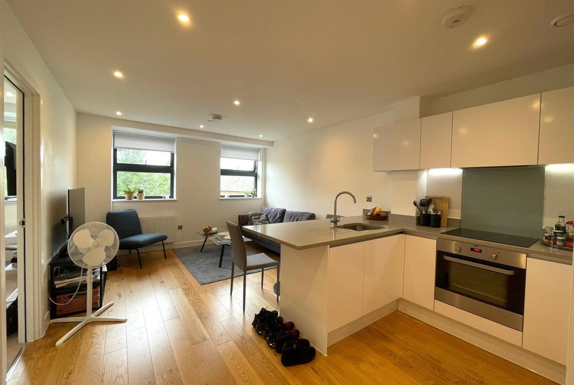 Flat Rockingham Road in Greater London