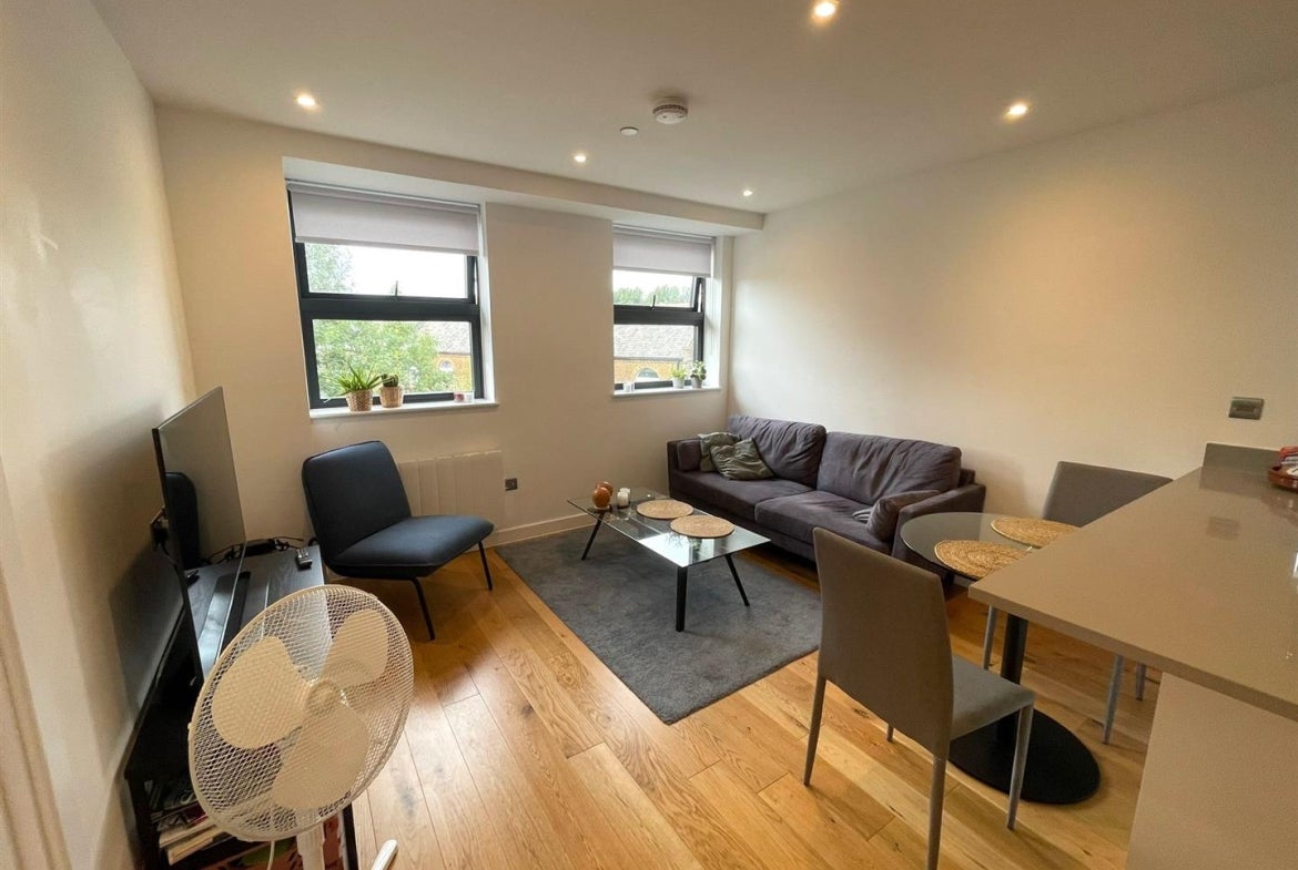 Flat Rockingham Road in Greater London