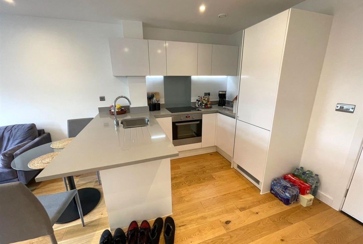 Flat Rockingham Road in Greater London