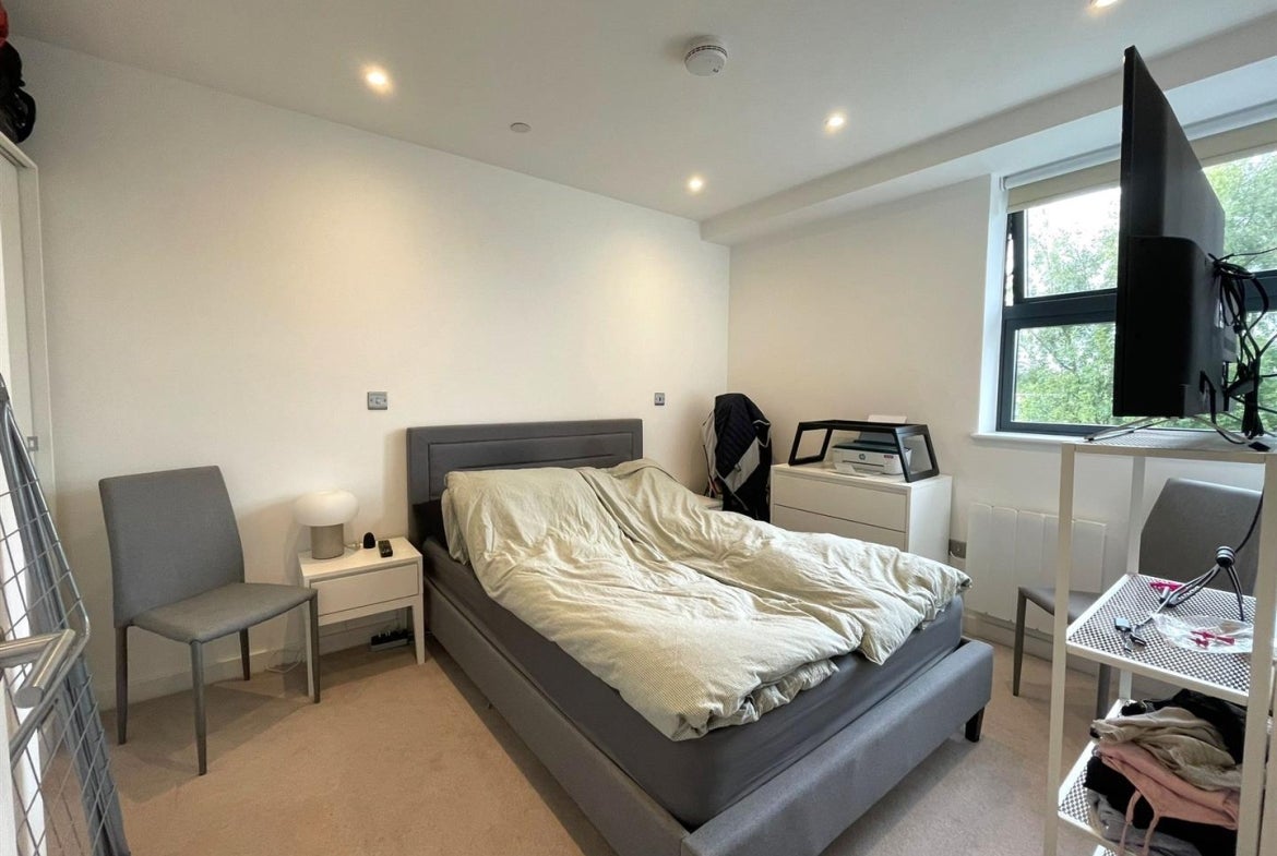 Flat Rockingham Road in Greater London