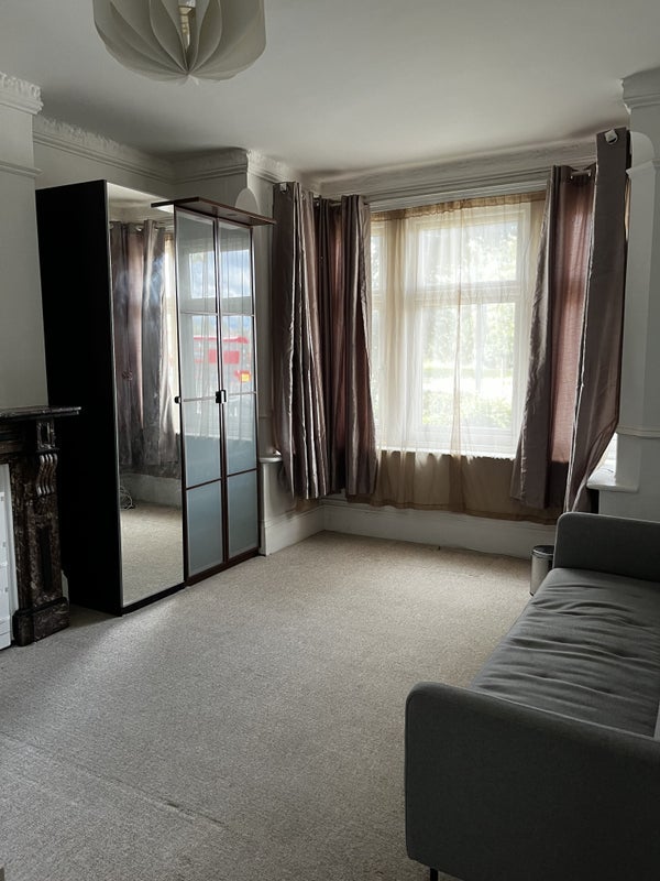 Room Bowes Road in Greater London