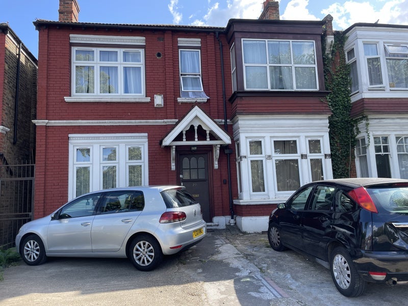 Room Bowes Road in Greater London