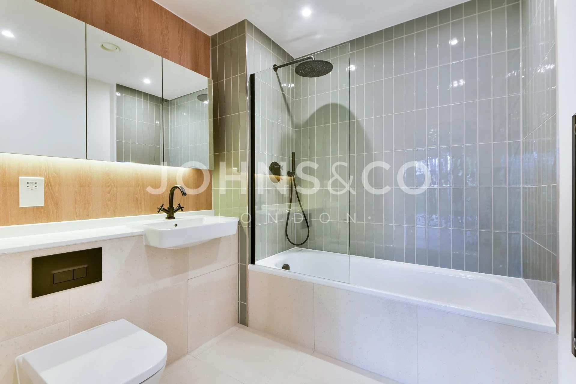 Flat Kew Bridge in Greater London