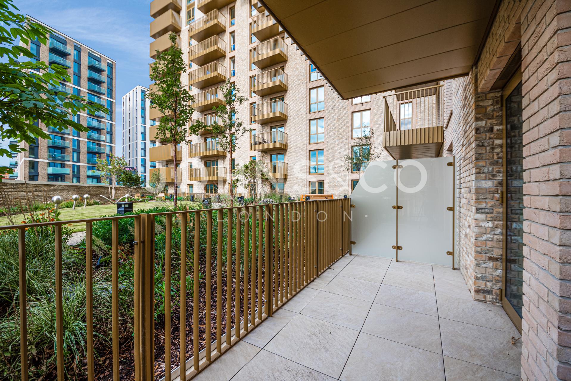Flat Kew Bridge in Greater London