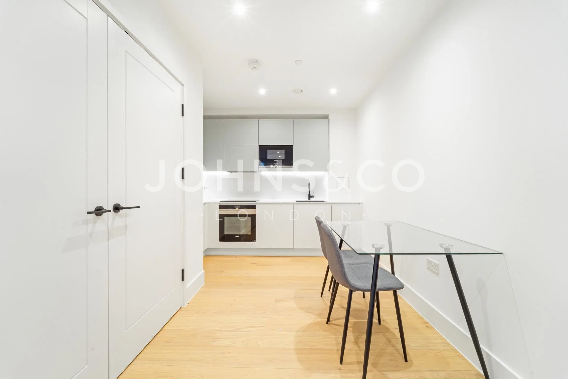 Flat Kew Bridge in Greater London