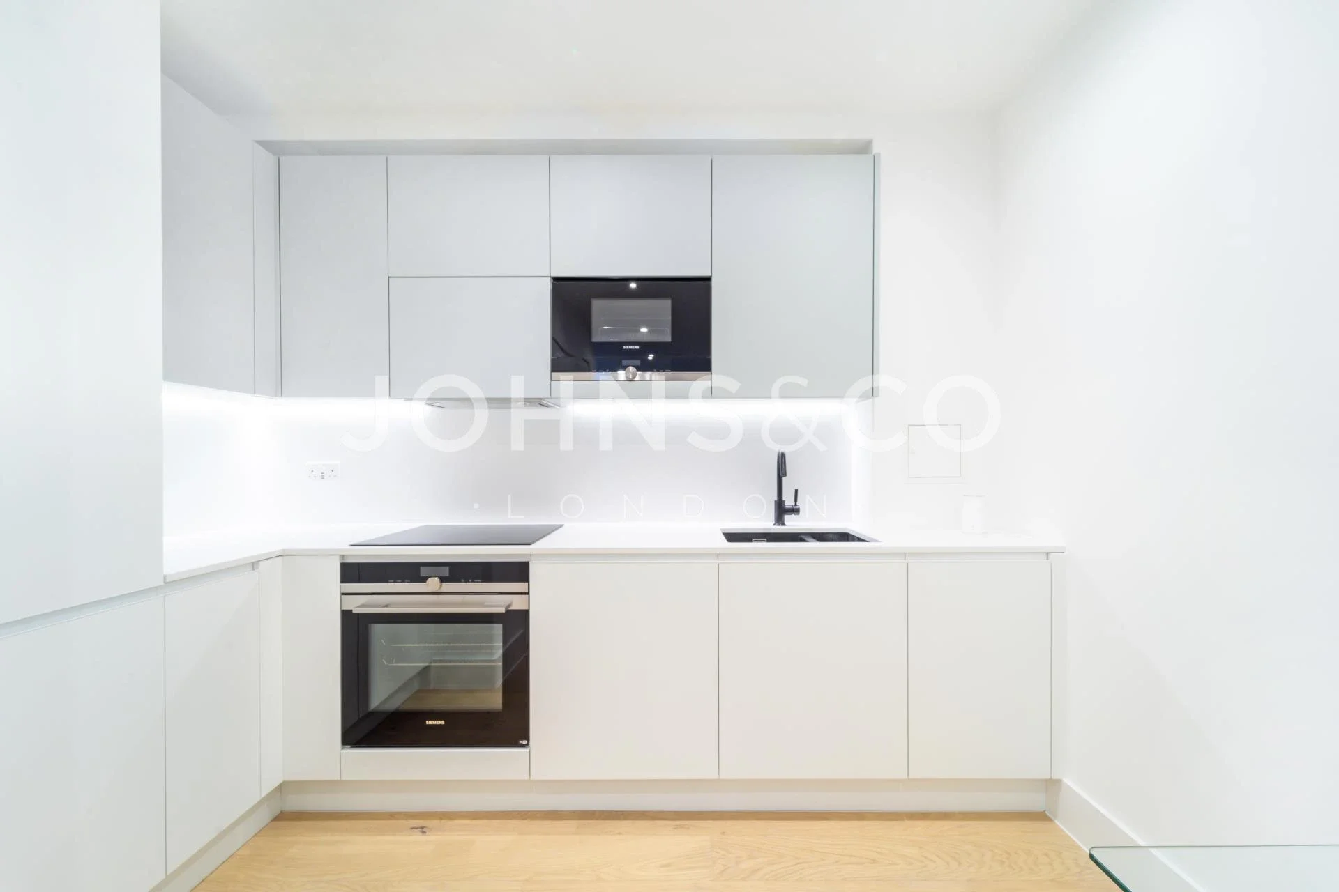 Flat Kew Bridge in Greater London