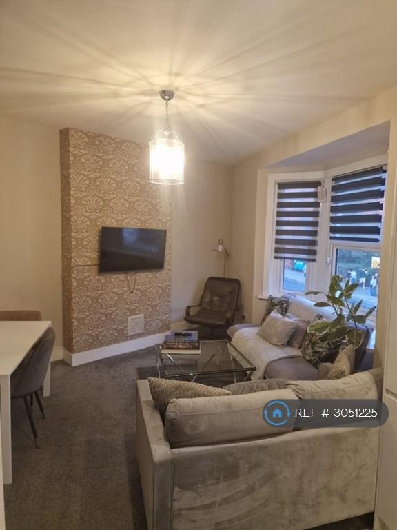 Flat Garratt Lane in Greater London