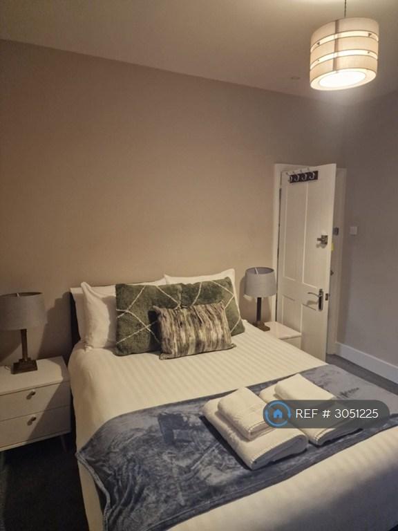 Flat Garratt Lane in Greater London