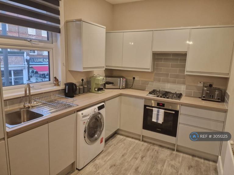 Flat Garratt Lane in Greater London
