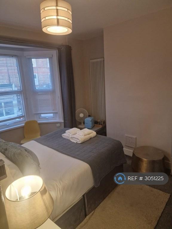 Flat Garratt Lane in Greater London