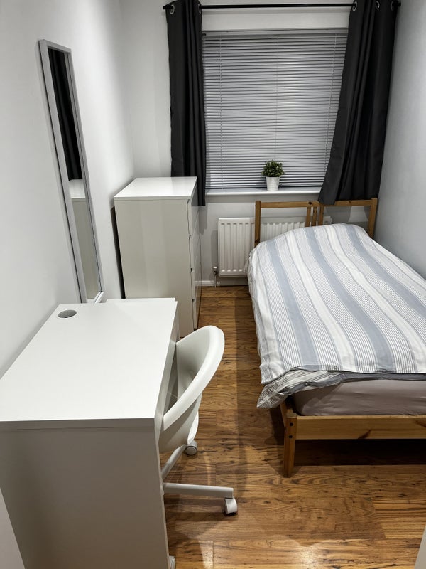 Room Sadler Close in Greater London
