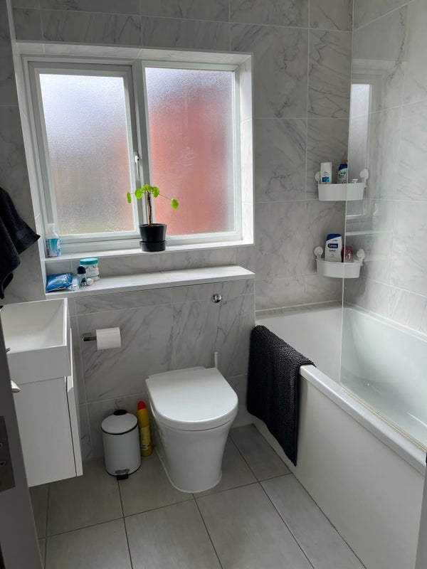 Room Sadler Close in Greater London