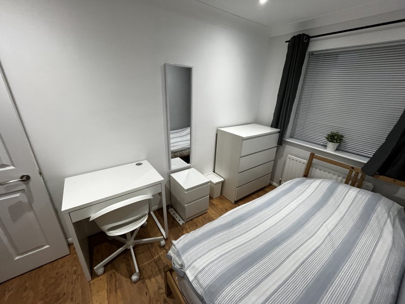 Room Sadler Close in Greater London