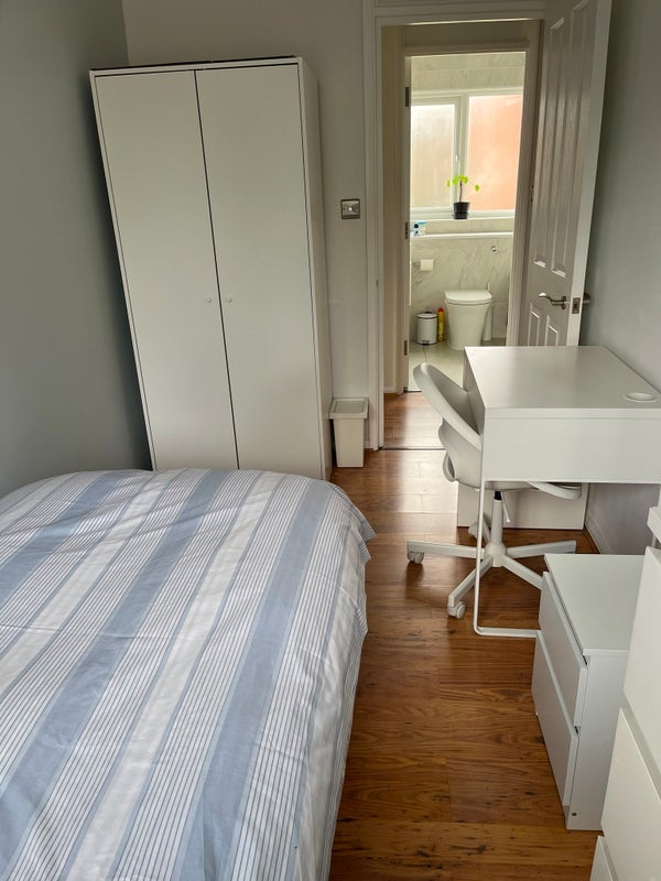 Room Sadler Close in Greater London