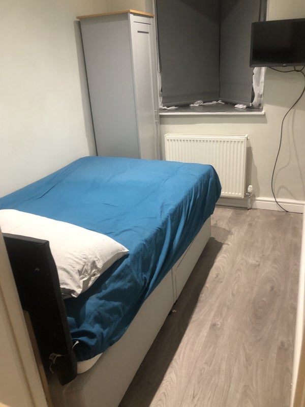 Room Manor Way in Greater London