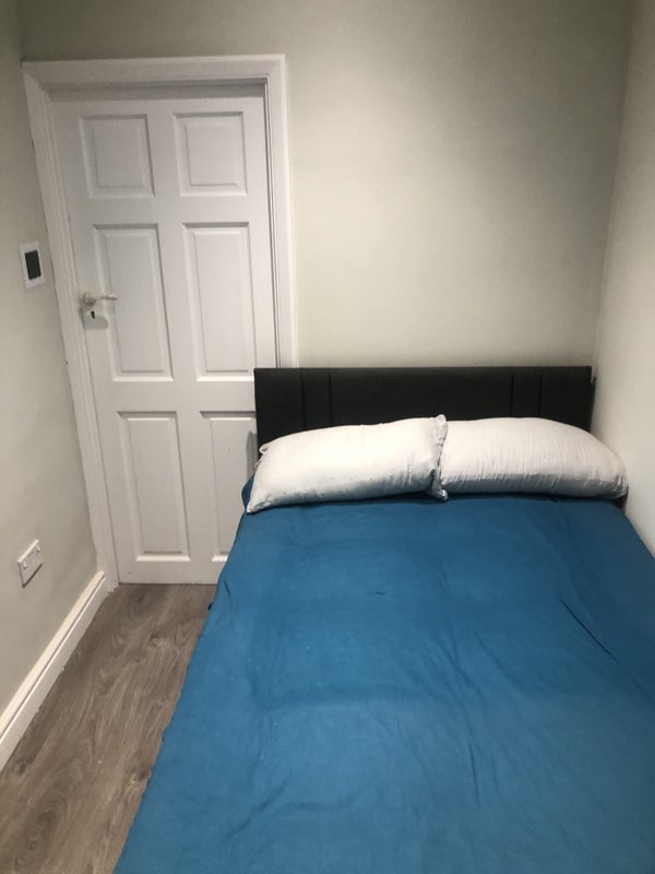 Room Manor Way in Greater London