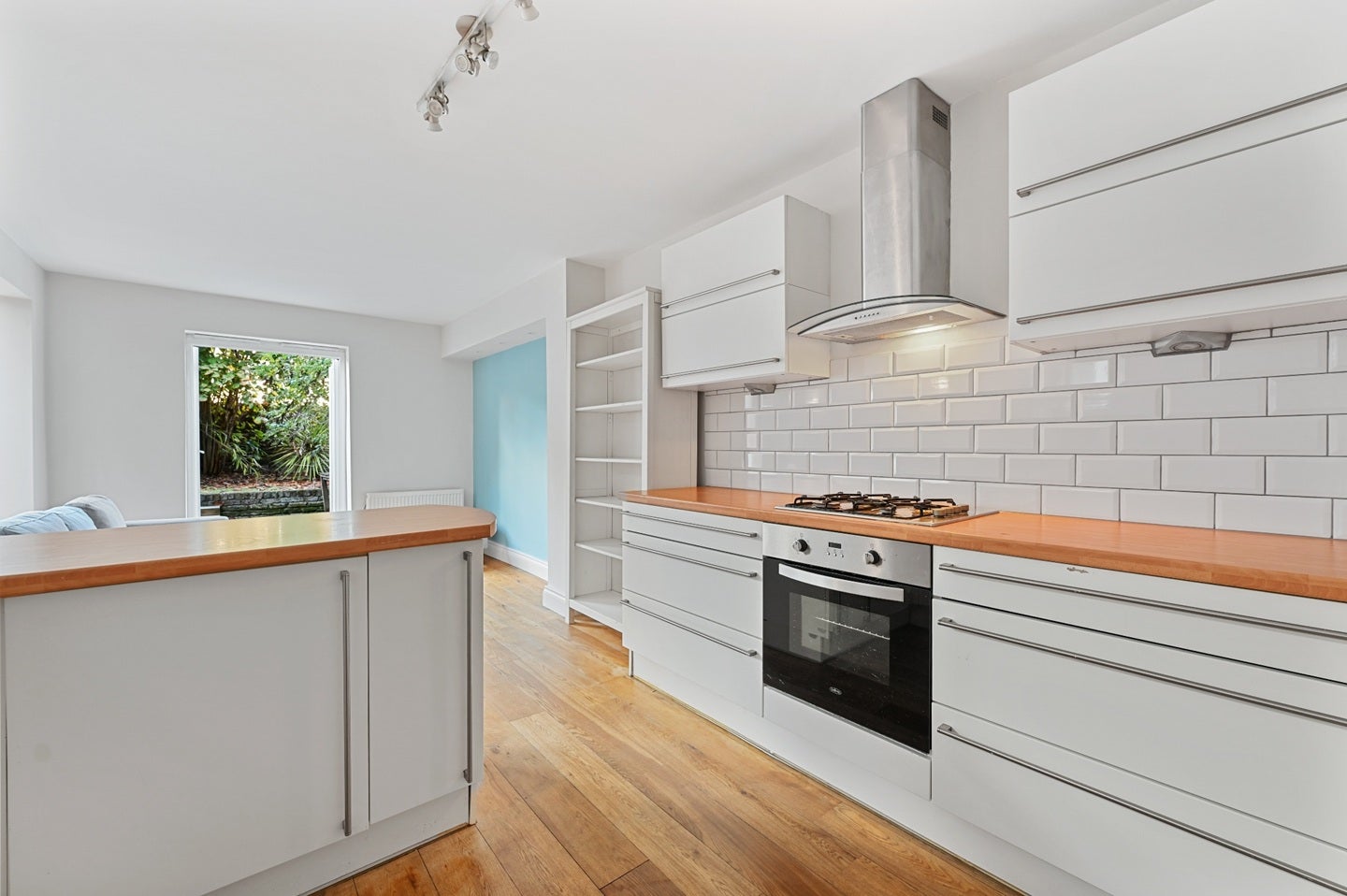 Flat Oaklands Grove in Greater London