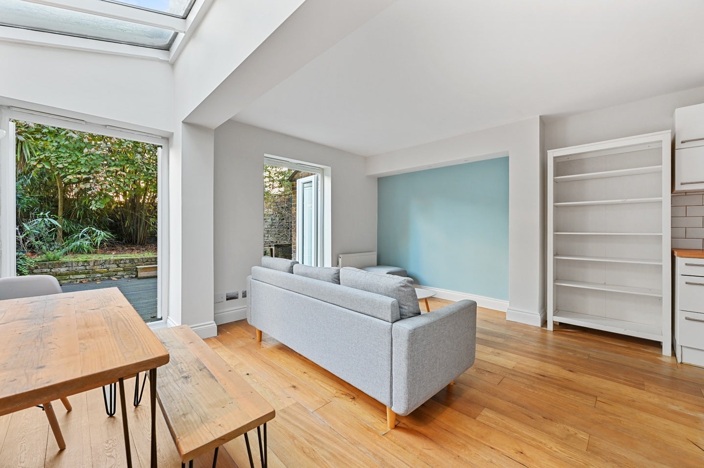 Flat Oaklands Grove in Greater London