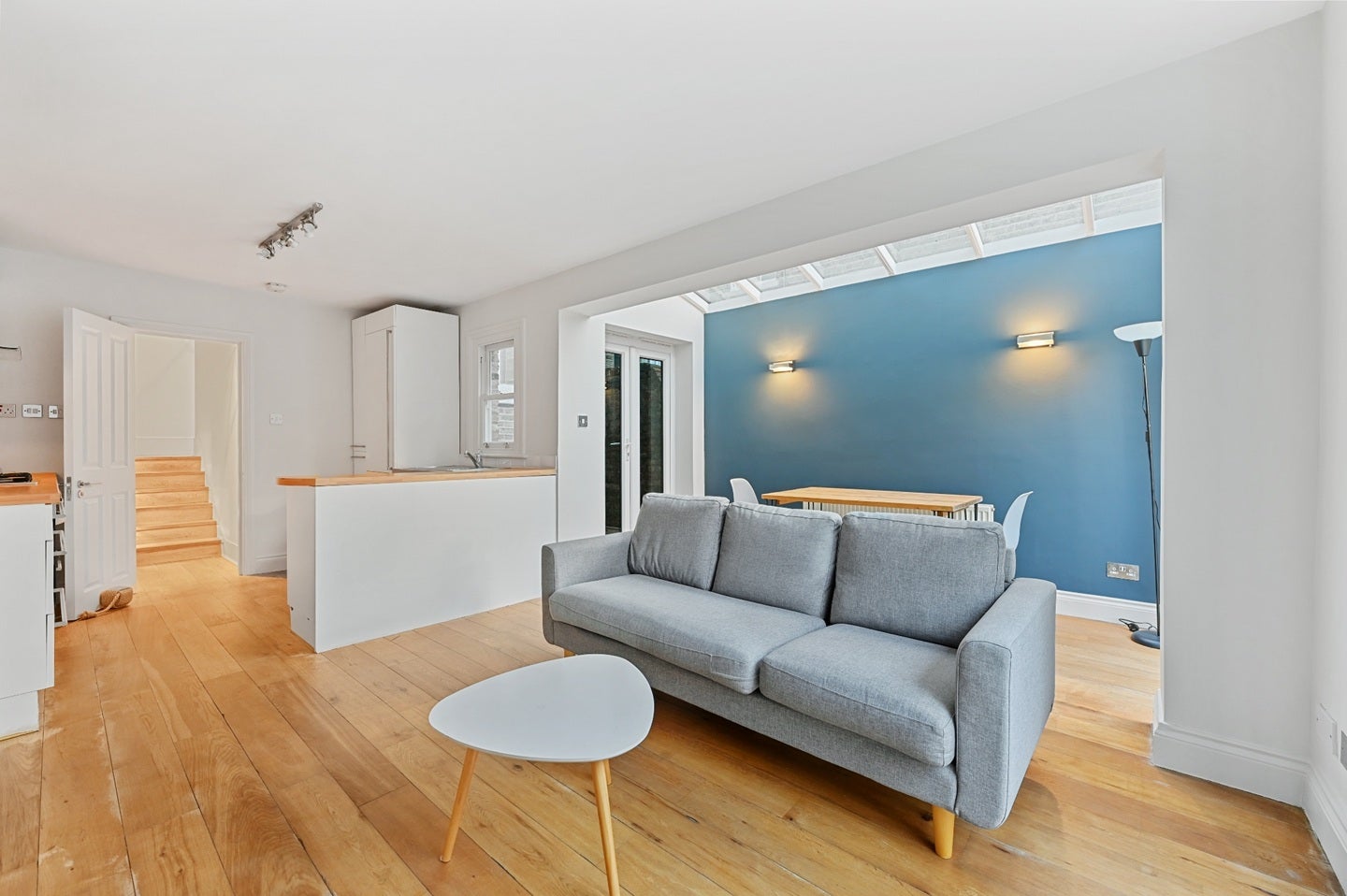 Flat Oaklands Grove in Greater London