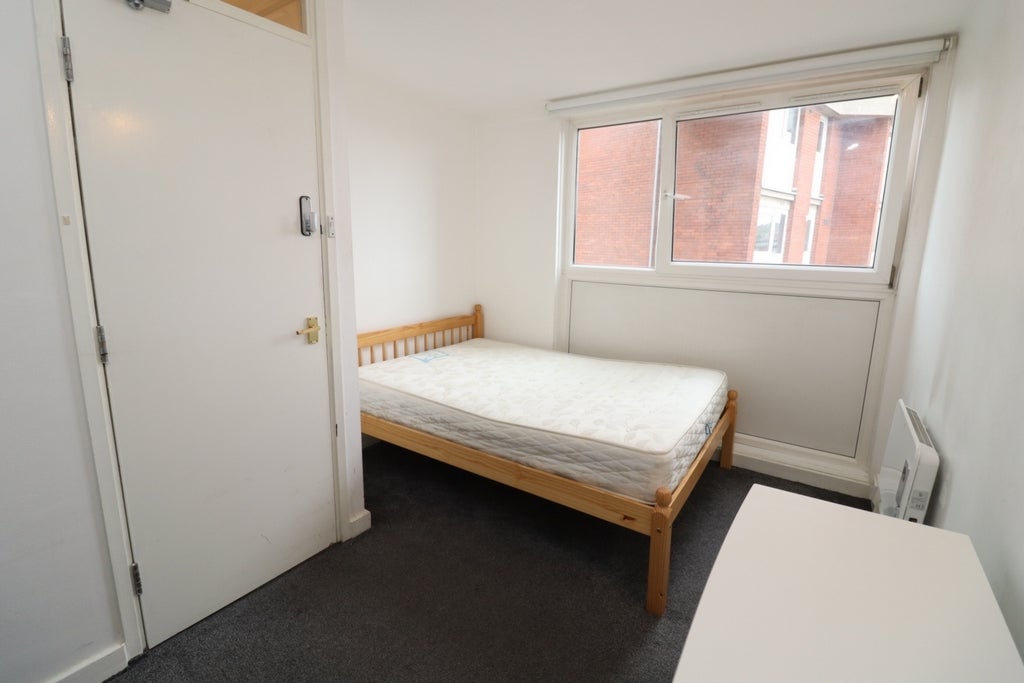 Room Globe Road in Greater London