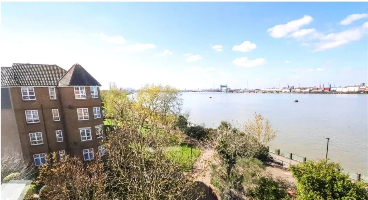 Flat Greenhaven Drive in Greater London