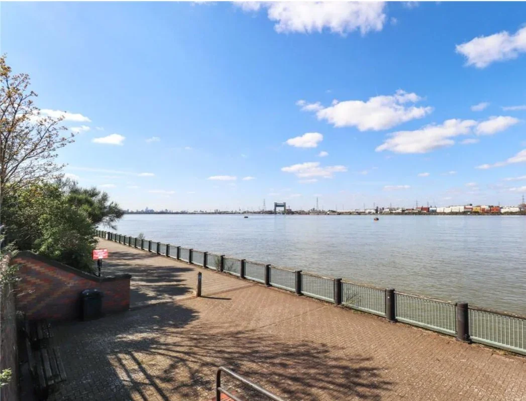 Flat Greenhaven Drive in Greater London