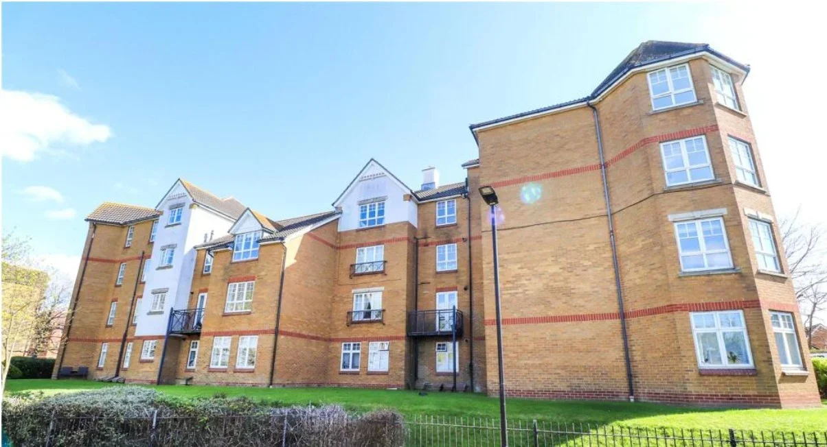 Flat Greenhaven Drive in Greater London