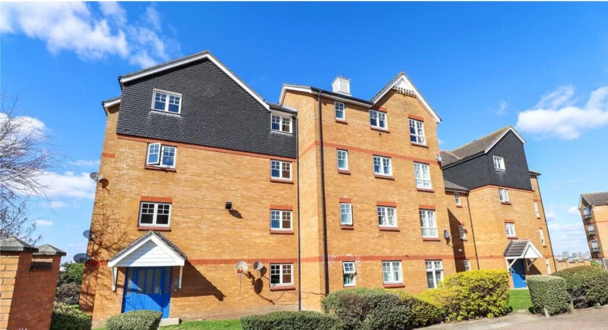 Flat Greenhaven Drive in Greater London