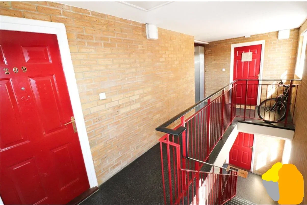 Flat Greenhaven Drive in Greater London