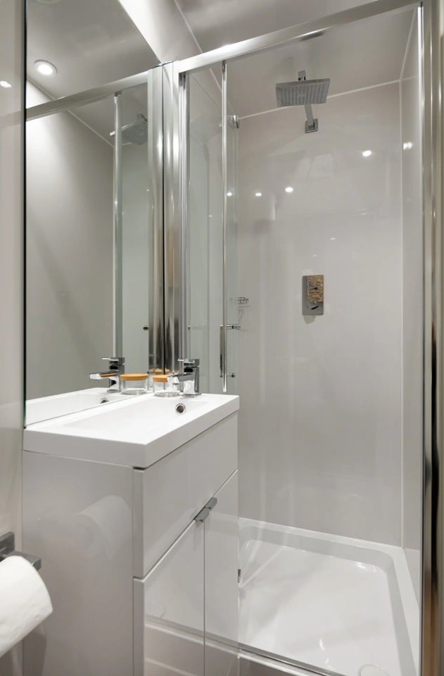 Flat Cotton Avenue in Greater London