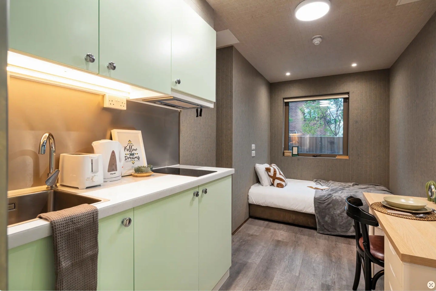 Flat Cotton Avenue in Greater London