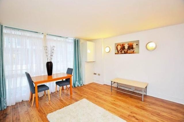 Flat Janet Street in Greater London