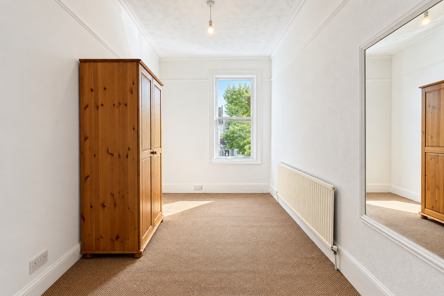 Flat Hillcrest Road in Southend-on-Sea