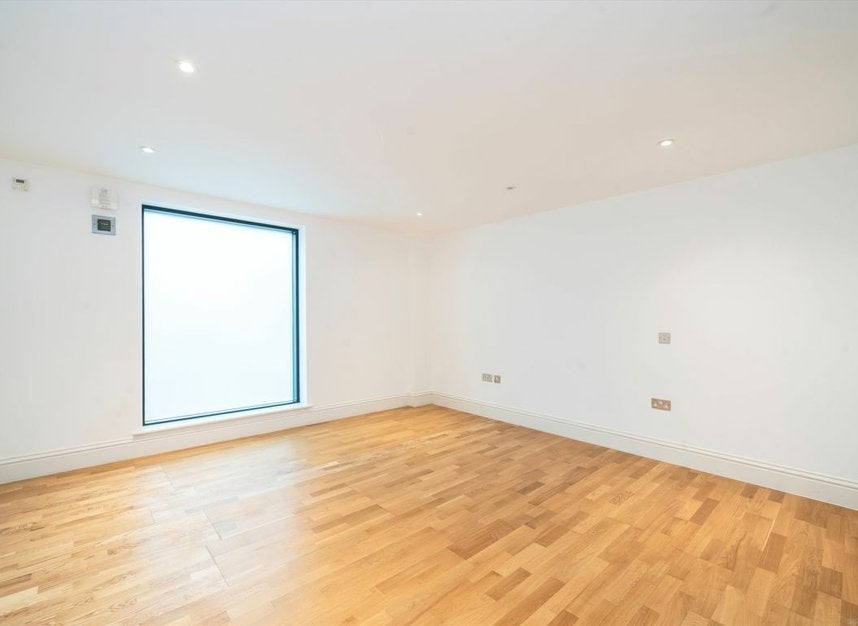 Flat Shepherds Bush Road in Greater London