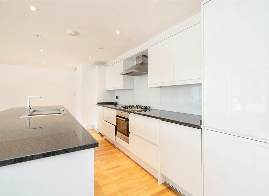 Flat Shepherds Bush Road in Greater London