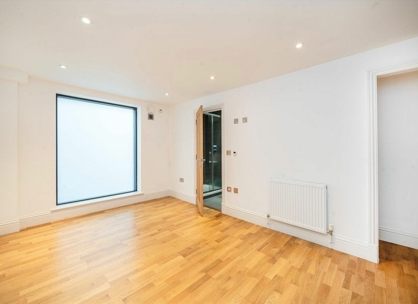 Flat Shepherds Bush Road in Greater London