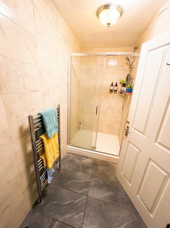 Room Lansdowne Road in Greater London