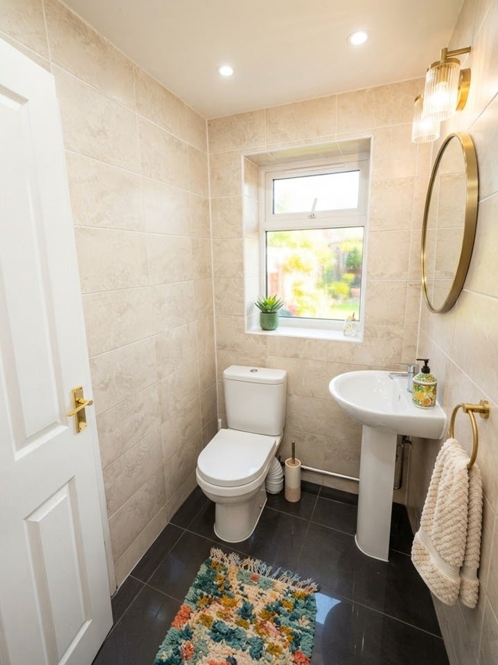 Room Lansdowne Road in Greater London