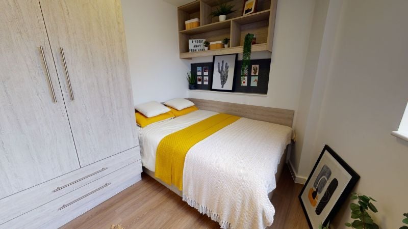 Room Vicarage Road in Greater London
