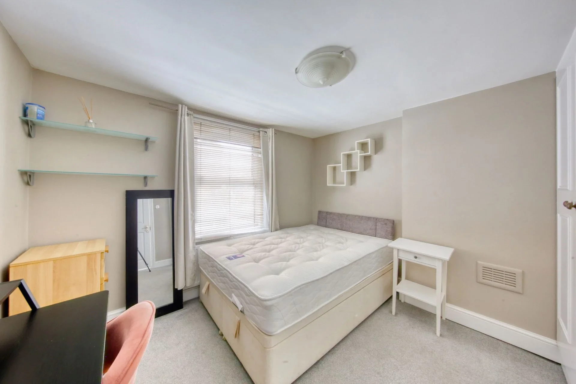 Flat Garratt Lane in Greater London