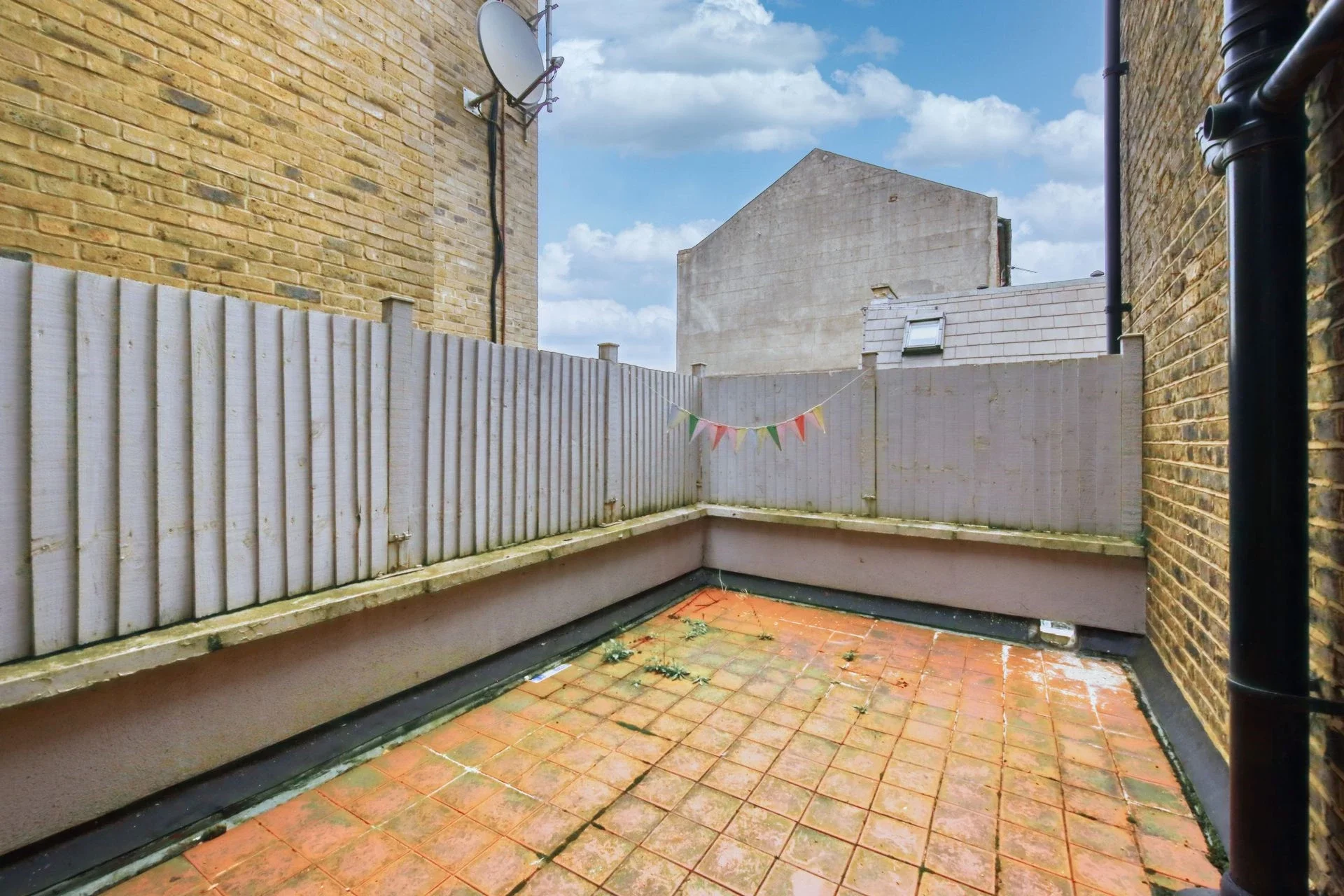Flat Garratt Lane in Greater London